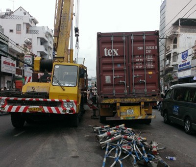 Xe container 'cày' nát dải phân cách - ảnh 1